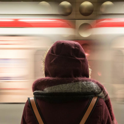 silhouette de dos passage metro